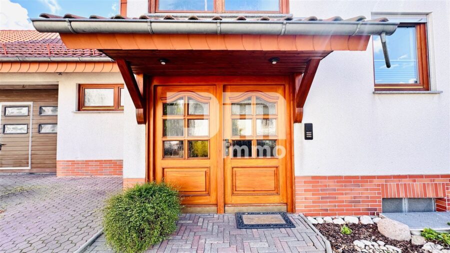 Zwei- bis Dreifamilienhaus + Großes Nebengebäude / Halle in gesuchter Lage - Haupteingang Wohngebäude